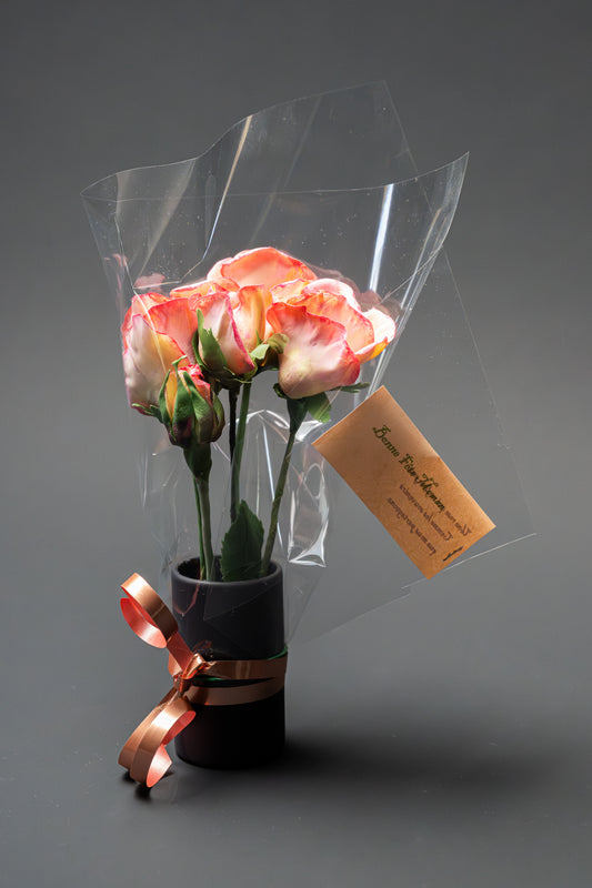 Roses avec bouton en vase